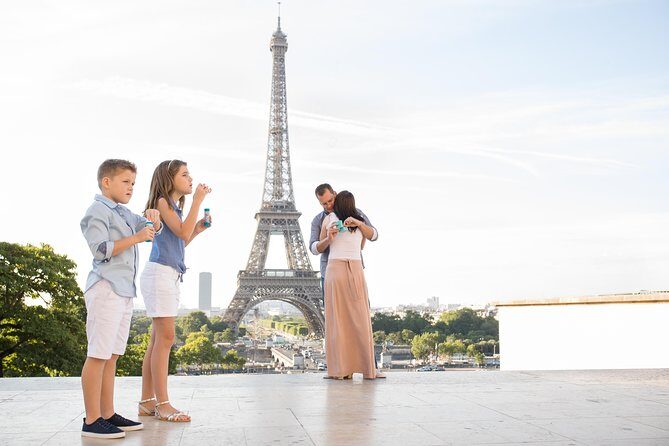 1-hour Photoshoot at the Eiffel Tower Trocadero Paris - Meeting at the Esplanade du Trocadéro and Getting Your Bearings