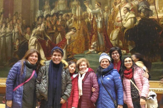 1h30 - Louvre Highlights optional 'families with kids' - Eng/Esp - Language options: English or Spanish, with guidance you can follow