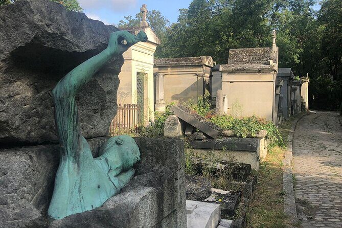 2.5 Hour Walking Tour of Père Lachaise Cemetery from Paris - The Walk Itself: How Père Lachaise Becomes Understandable