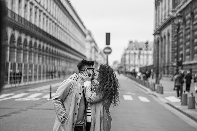 30 min photosession in Paris, all photos sent and edited - Eiffel Tower stop: how the “3–5 spots” plan helps your photos