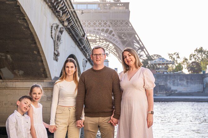 30 min photosession in Paris, all photos sent and edited - Extensions and other nearby areas: 15 minutes, 1 hour, Louvre, Montmartre