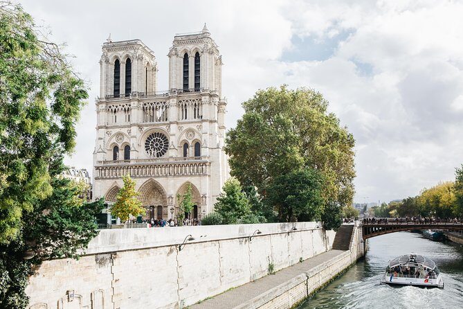 90 Minutes Notre Dame Exterior Semi Private Tour - Square Jean XXIII: the back-of-cathedral perspective