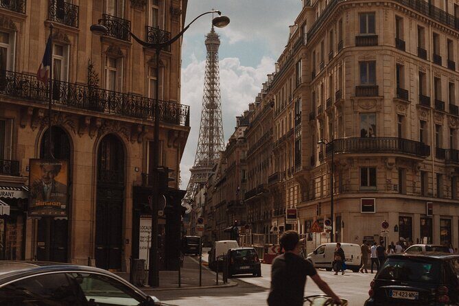 Airport transfer CDG - Paris | Driver Professional - The ride itself: Wi‑Fi, bottled water, and a roomy air-conditioned vehicle