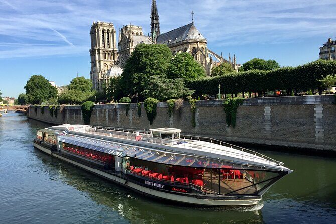 Bateaux Mouches Lunch Cruise on the Seine River in Paris - On board: assigned tables, upper-deck photo runs, and real service
