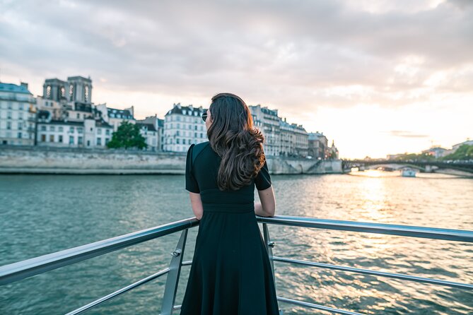 Bateaux Mouches Sightseeing Cruise in Paris with Champagne - 70 Minutes On the Seine With Champagne: What You Actually Get