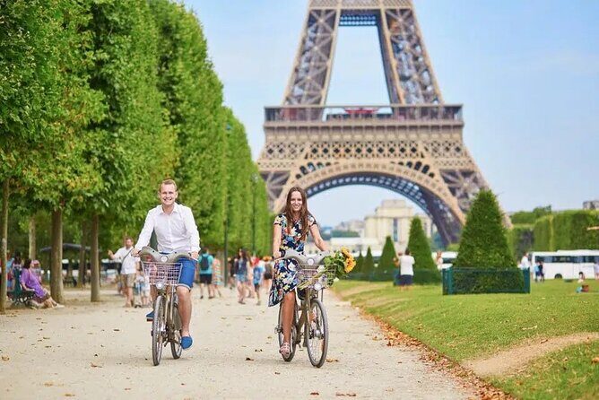 Best of Paris by Bike with a Local - Pont-Neuf and the Louvre view: Paris’s story in one river glance