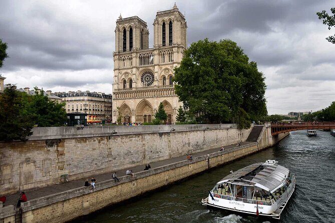 Best of Paris Tour with the Louvre, Eiffel Tower & Notre Dame - Seine River cruise with Notre-Dame viewing: how the narration works