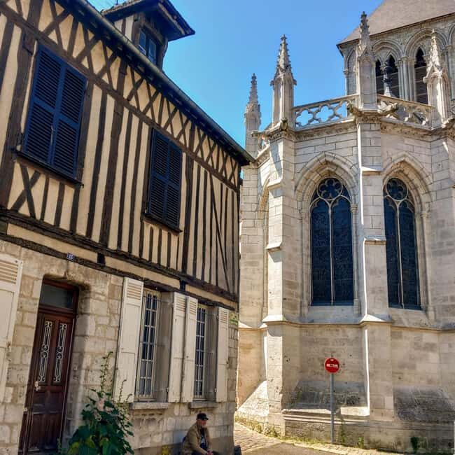 Bike tour from Vernon to Giverny with local guide - Vernon’s medieval streets and WWII details with Nicolas