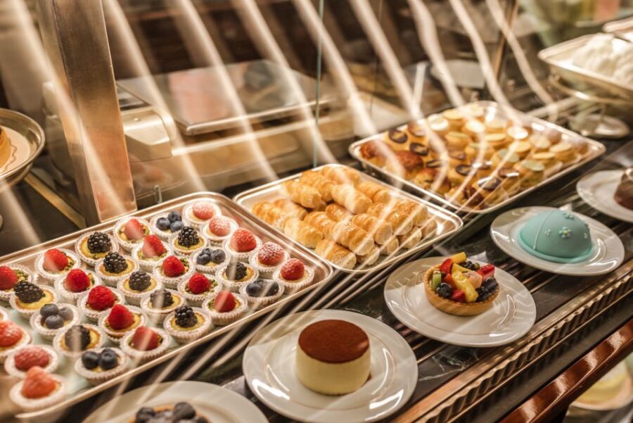 Boutiques and Patisseries: Book a Local in Paris - Transportation and Pickup: How to Think About the Meeting Spot