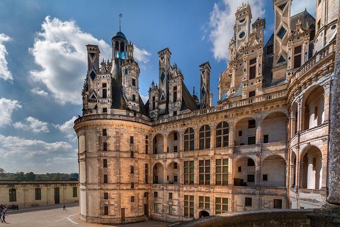 Chambord Castle: Private Guided Walking Tour - Where you meet at Place Saint-Louis (and why it’s easier than you think)