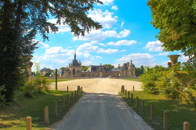 Chantilly Tour: Great Stables and Renaissance Meal from Paris - Art collection highlights and how the museum visit flows