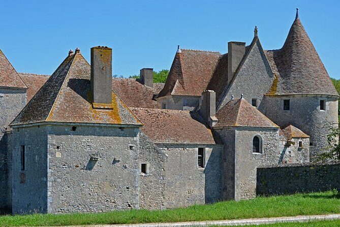 Château de Buranlure 1000 Years of History Heritage and Oenology - Your guided stop at Château de Buranlure