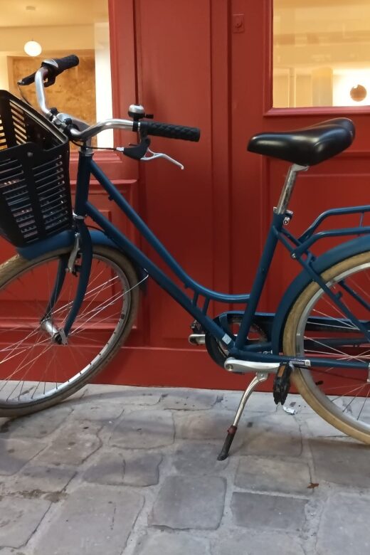 City bike rental in Paris (8h) - Gear that actually matters: helmet, lock, basket, rain poncho