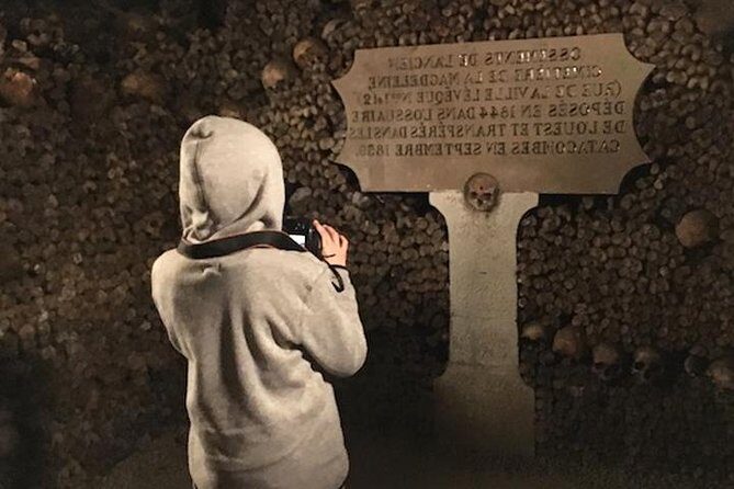 City Highlights Tour + Entry tickets for the Paris Catacombs - Your short city walk: Pont Neuf, Île de la Cité, and the medieval edges