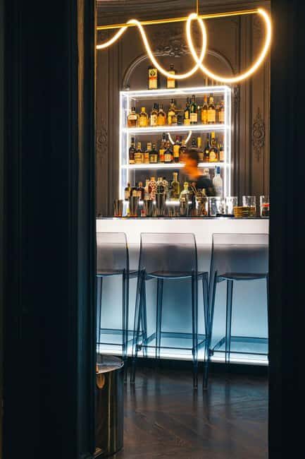 Cocktails lessons in Speakeasy - The 1-Hour Lesson Flow: Shaking, Stirring, Building
