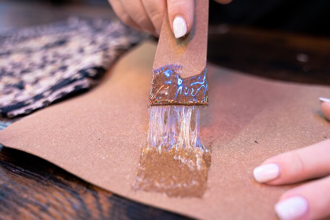 Craft a Unique Parisian luxury bag - The team dynamic: guide support plus expert sewing