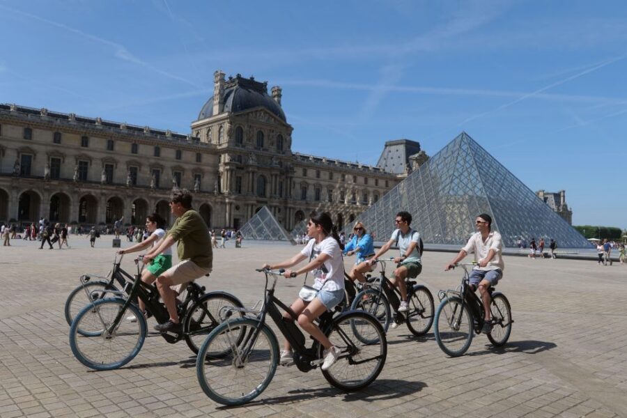 Discover Paris by bike - Palais-Royal: a quick stop with big visual payoff