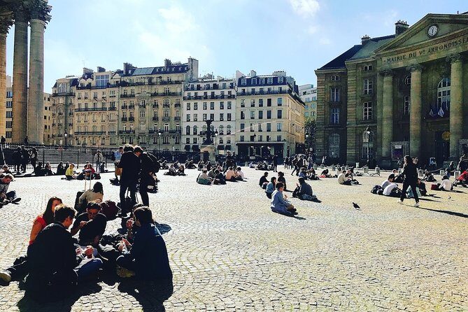 Discover the Latin quarter - Fontaine Saint-Michel: a quick launch point with instant character