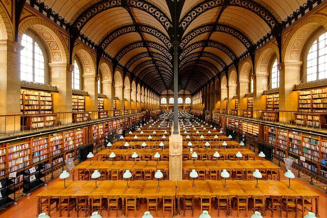 Discover the Latin quarter - An impressive mausoleum passing by: the quiet shock of Paris history