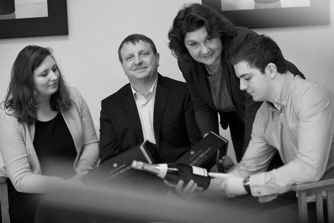 Discovery tour (2 tastings) - Guide energy: Allan and Edita’s practical explanations