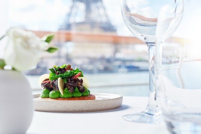 Early evening Dinner Cruise with drinks by Bateaux Parisiens - The boat layout and seating: where window time really matters