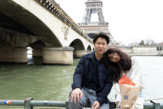 Eiffel and La Seine Photo Shoot - Paris Photographer - Working with your photographer: comfort, patience, and real posing help