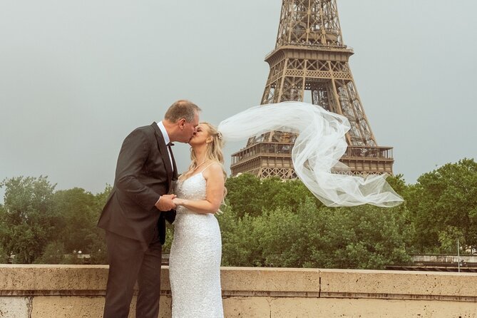 Eiffel Tower Photoshoot - Your photographer: posing, calm direction, and fast decisions