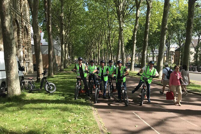 Electric 2-wheeler tour of the Chateau Park and Gardens - Starting at the Louis XIV equestrian statue: safety gear and a quick practice