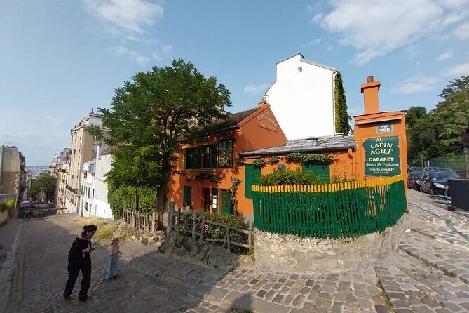 ESSENTIAL MONTMARTRE Walking Tour: the essential highlights+MORE! - Vigne du Clos Montmartre: A Tiny Vineyard with Big Contrast