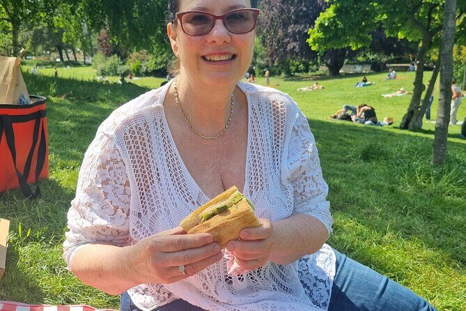 Exclusive Gourmet Picnic Experience at the Eiffel Tower - Enjoying the Eiffel Tower Views While You Eat