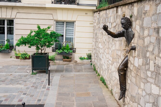 Exclusive Walking Tour In Montmartre With Local Guide - La Maison Rose and Place du Tertre: photos, artists, and street energy