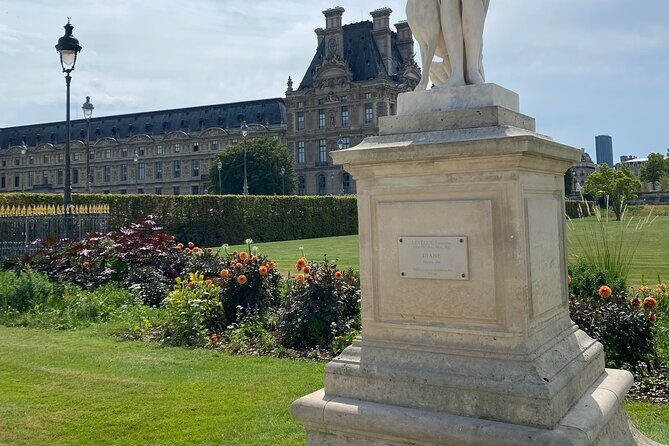 Exclusive Walking Tour of Central Paris With Local Guide - Pont Neuf: arches, the garden below, and one notorious story