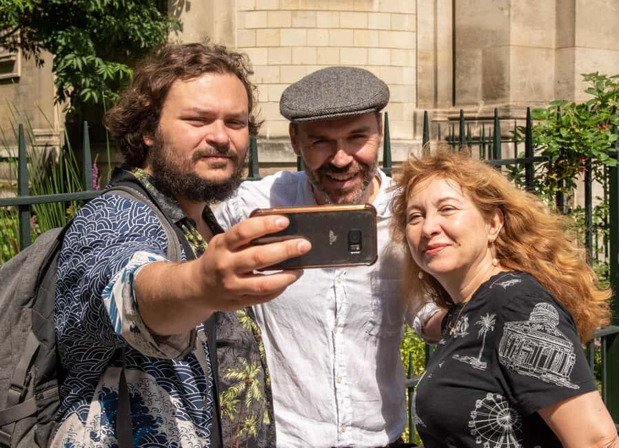 Explore Hemingway’s Paris with an Actor-Guide - Bouquinistes and bookstall hunting: the manuscript mindset