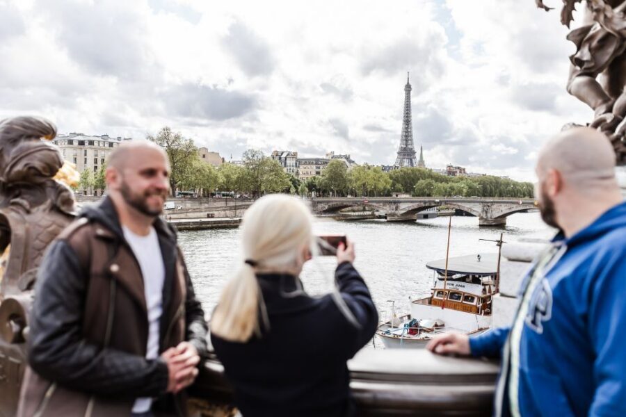 Exploring Paris with a Local: Montmartre to La Seine - Pickup, private group size, and what 4 hours really means