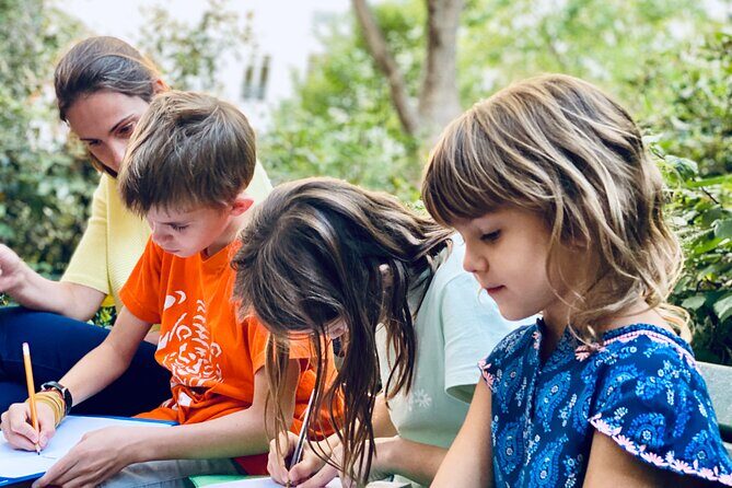 Family escape Game with kids and teens on the Île de la Cité - Meeting at the Pont Neuf statue: where the game starts