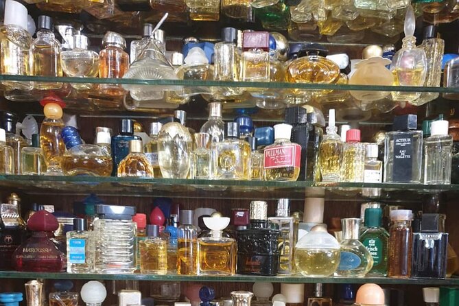 Flea Market Secrets near Montmartre: A Paris Hunt for Treasures - The Guide Makes the Difference (and It Shows in Real Finds)