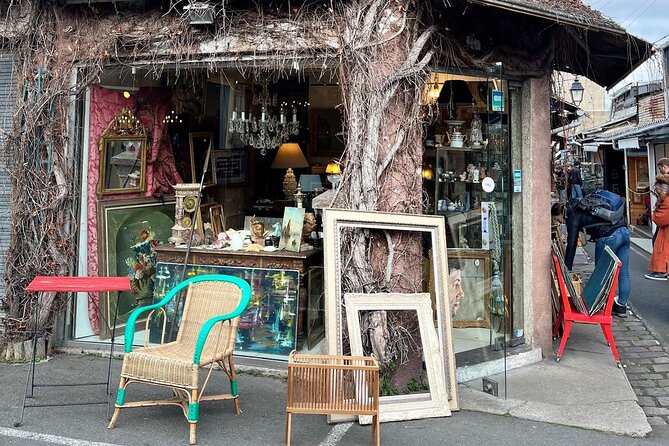 Flea Market Secrets near Montmartre: A Paris Hunt for Treasures - Small Group Size: Less Stress, Better Advice
