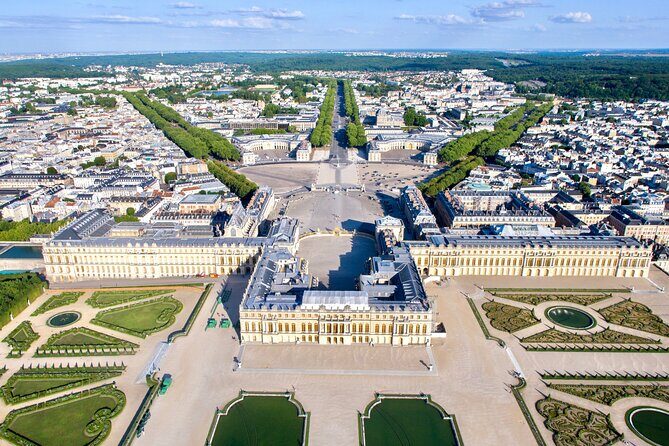 Fly around Paris with a local pilot - Flying around Paris (not over it) for a clear, big-city view