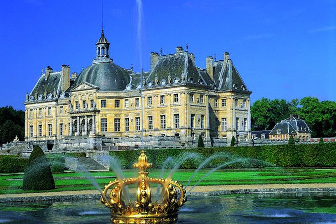 Fontainebleau and Vaux le Vicomte Chateaux Day Trip from Paris - Château de Fontainebleau: A Royal Palace That Stayed Alive