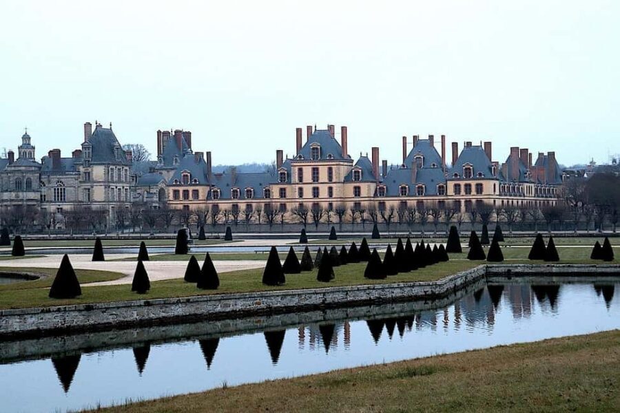 Fontainebleau Castle Private guided tour from Paris - Paris pickup and the luxury vehicle part (yes, it matters)