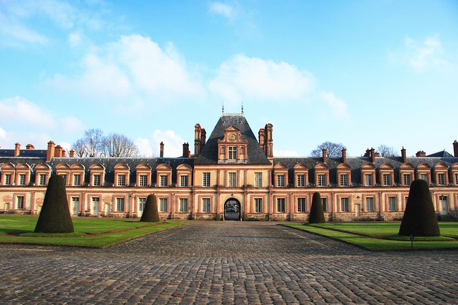 Fontainebleau Private Guided Tour: Half-Day Trip from Paris - Inside Château de Fontainebleau: 7 centuries, 1,500 rooms, and that horseshoe staircase