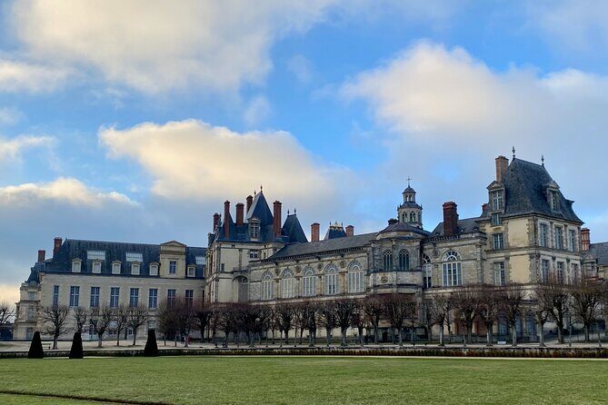 Fontainebleau, Versailles, Trianon Small group from Paris - The drive to Versailles: why the order matters