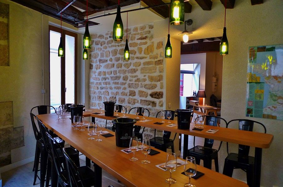 French Wine Tasting Class with a Sommelier - How the English-speaking sommelier makes French labels readable