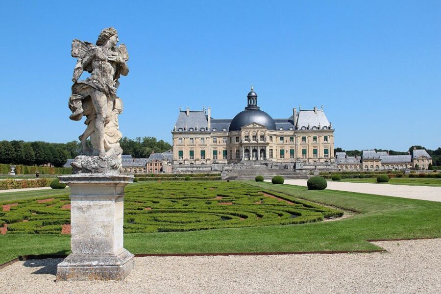 From Paris: Fontainebleau & Vaux-le-Vicomte Private Tour - Fontainebleau Palace: a château you can feel is still alive