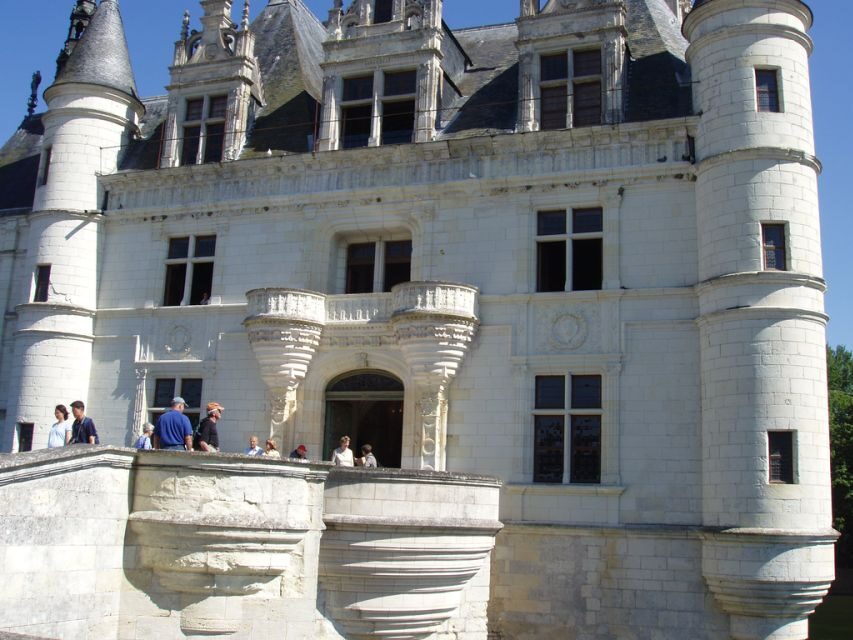From Paris: Loire Valley Castles Full-Day Tour with Lunch - Lunch at the bakery: where value can either land or miss