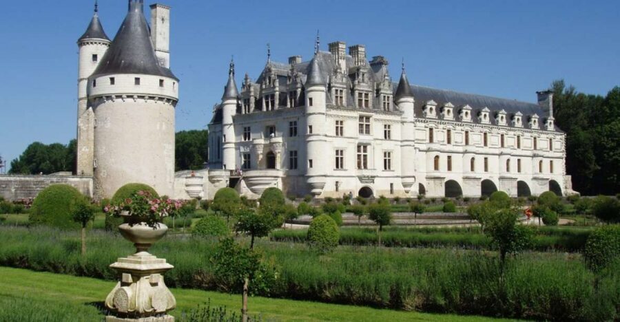 From Paris: Loire Valley Castles Full-Day Tour with Lunch - Meeting point and the logistics of a 12-hour day