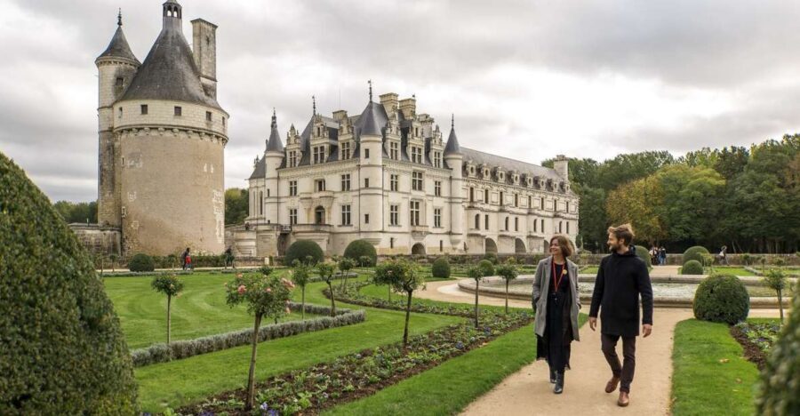 From Paris: Loire Valley Castles Tour with Hotel Transfers - Château de Cheverny: tradition, art of living, and famous hounds