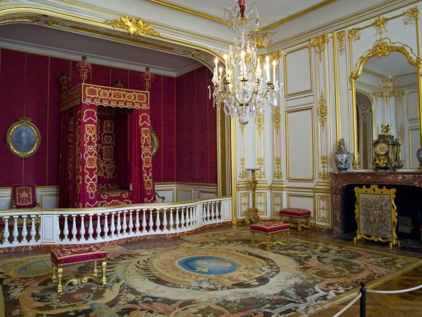 From Paris: Loire Valley Castles Tour with Hotel Transfers - Lunch and timing: how to handle food on your own
