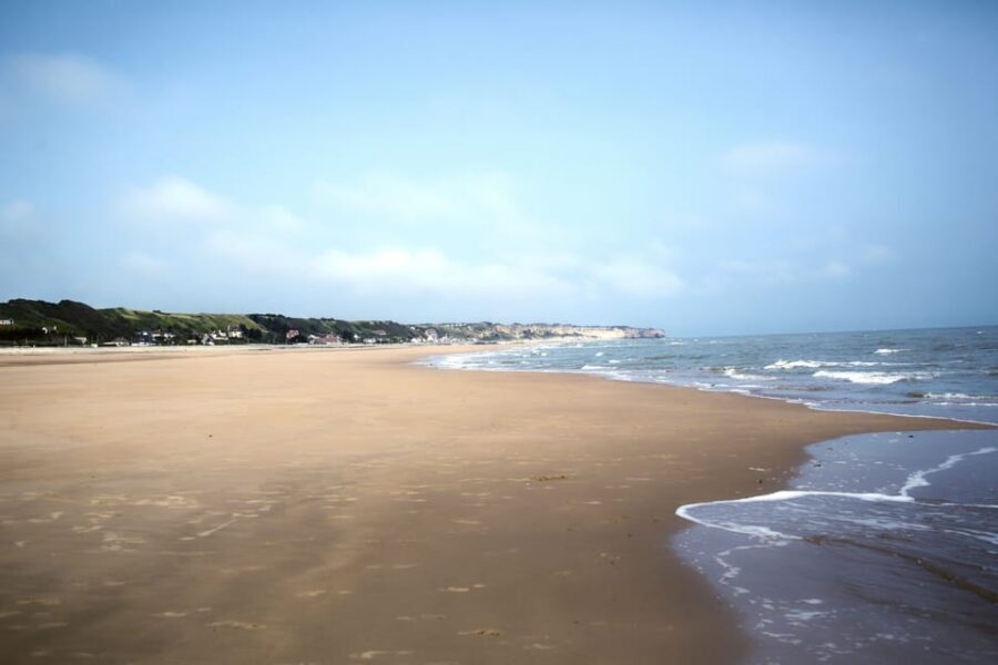 From Paris: Normandy D-Day Beaches Day Trip with Lunch - Normandy American Cemetery at Colleville-sur-Mer: More Than Crosses