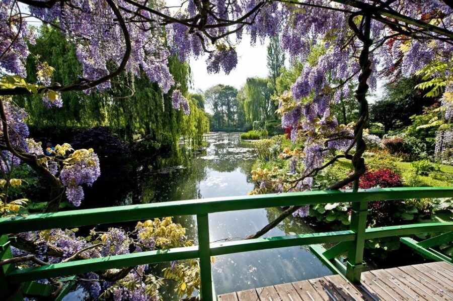 From Paris: Private Day Trip to Giverny and Auvers sur Oise - Lunch in Giverny: let your guide reduce your decision fatigue